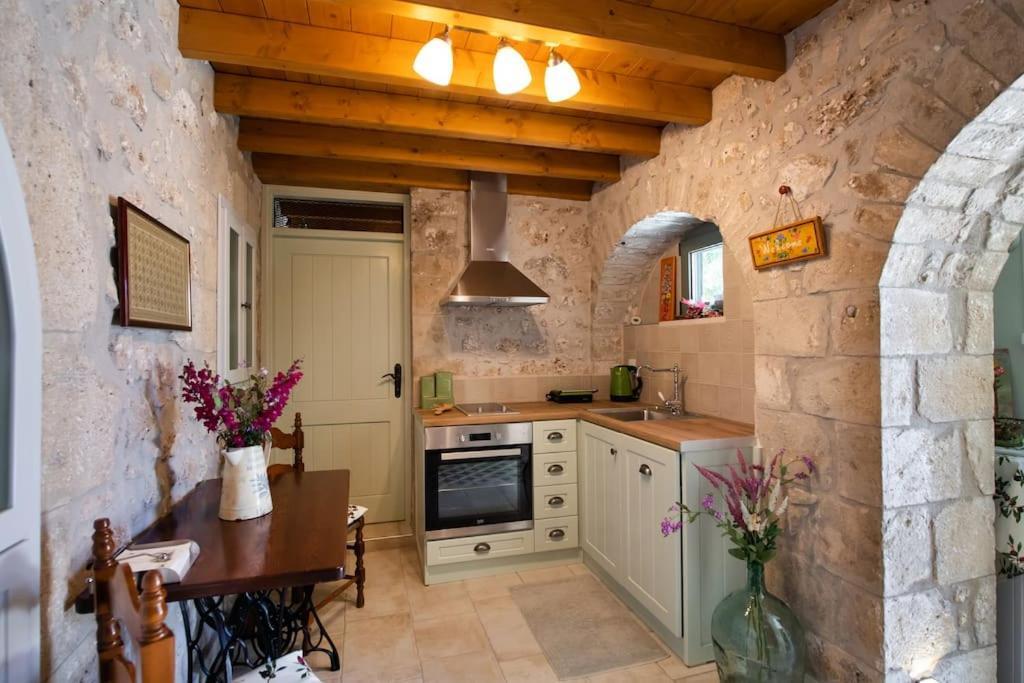 La Casa Di Bella A Tradional Stone House With Barbecue Vila Kariá Exterior foto