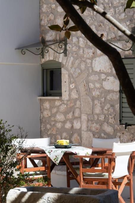 La Casa Di Bella A Tradional Stone House With Barbecue Vila Kariá Exterior foto