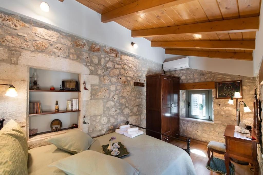 La Casa Di Bella A Tradional Stone House With Barbecue Vila Kariá Exterior foto